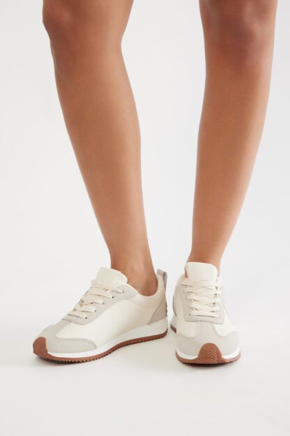 Zapatillas Doradas Bajas con Cordones - Image 4